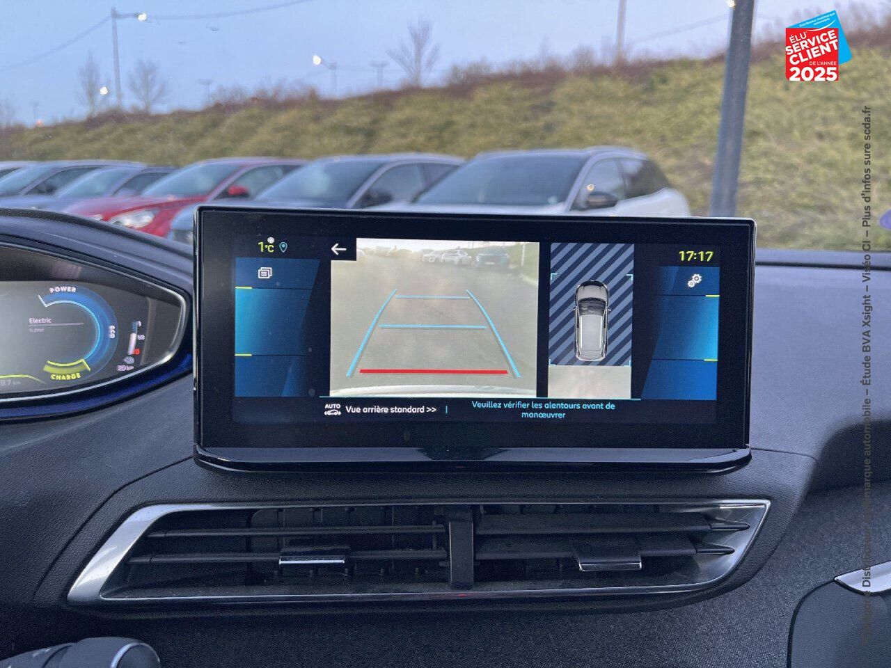 Véhicule d'occasion PEUGEOT 3008 HYBRID4 300CH ALLURE PACK E-EAT8 chez Renault Saint-Louis