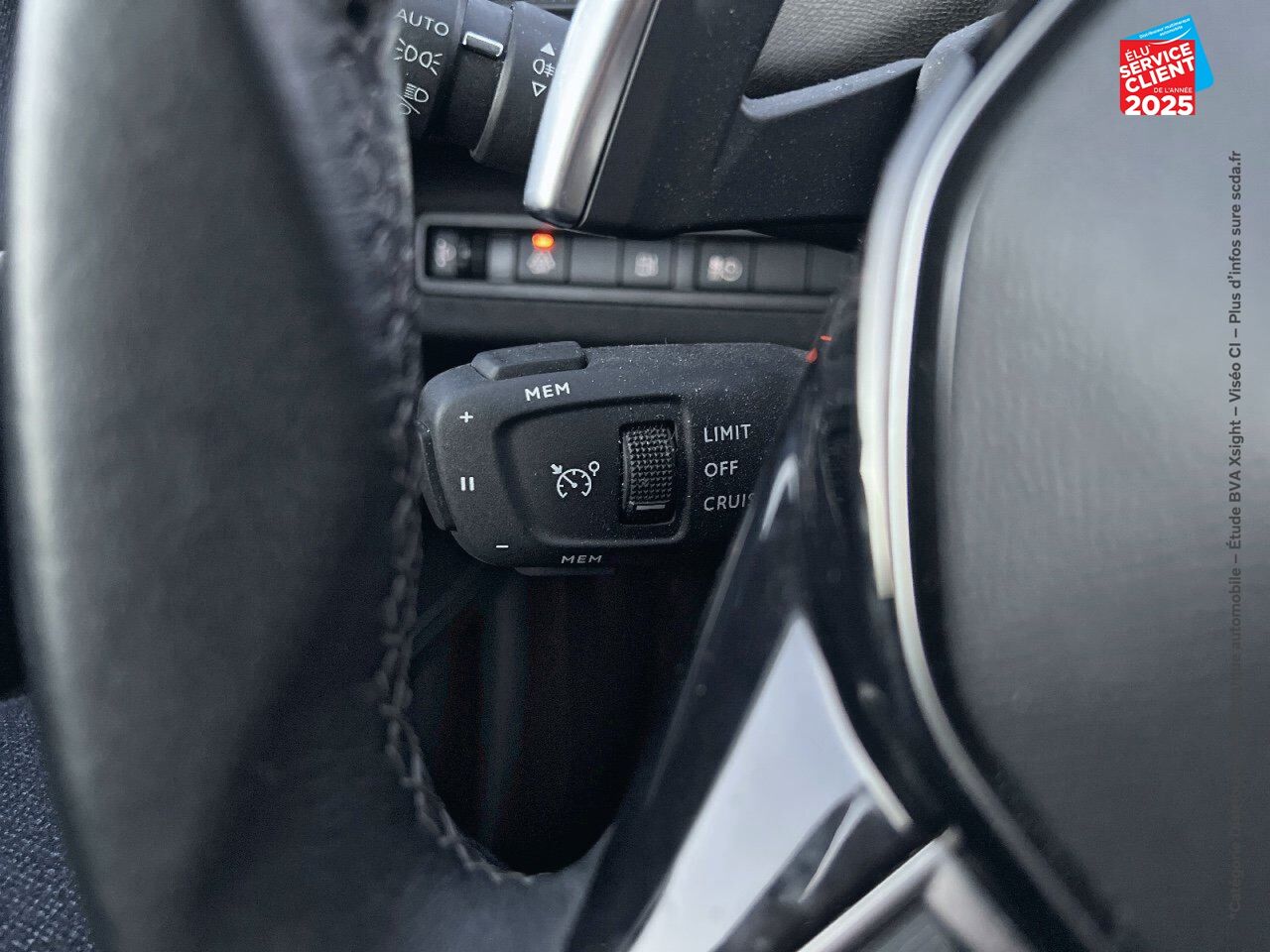Véhicule d'occasion PEUGEOT 3008 HYBRID4 300CH ALLURE PACK E-EAT8 chez Renault Saint-Louis
