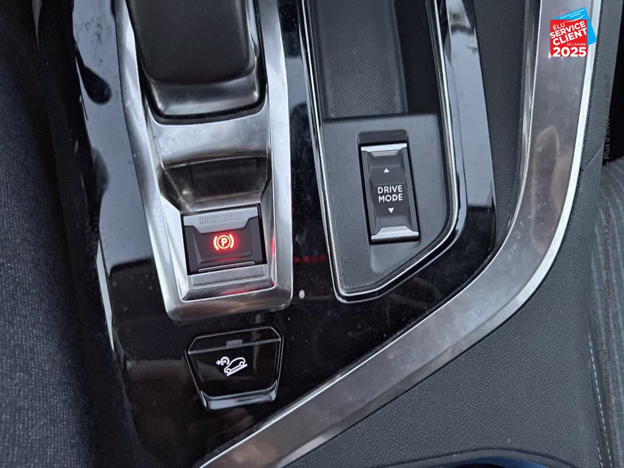 Véhicule d'occasion PEUGEOT 3008 HYBRID4 300CH ALLURE PACK E-EAT8 chez Renault Saint-Louis