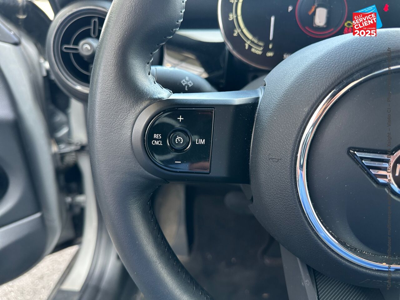 Véhicule d'occasion MINI MINI COOPER 136CH EDITION CAMDEN BVA7 SIEGES CHAUF/CUIR GPS chez Opel Saint-Dizier