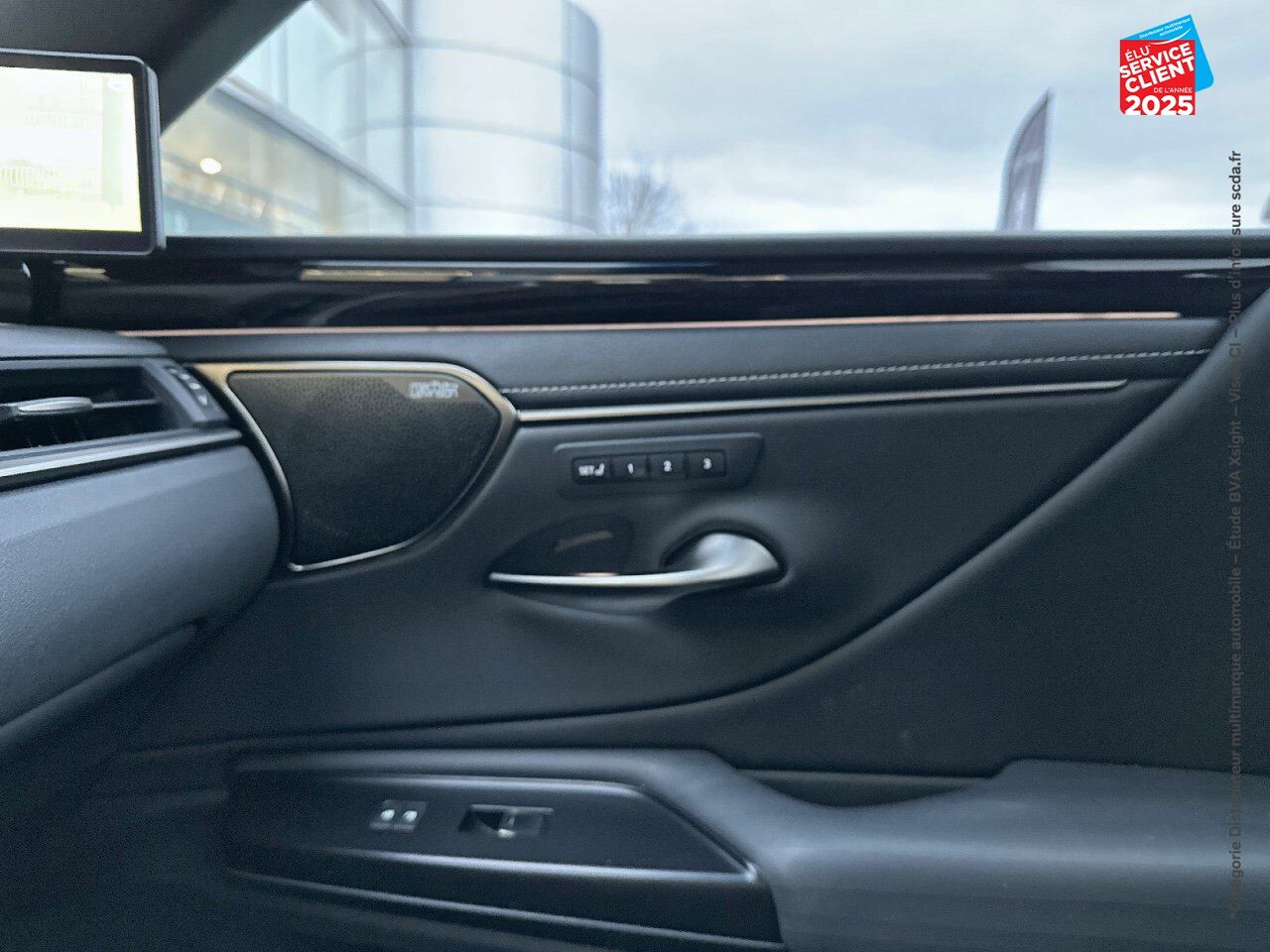 Véhicule d'occasion LEXUS ES 300H EXECUTIVE MY21 SIEGCHAUF/VENTIL/CUIR VOLANT CHAUF GPS HUD chez BMW Pontarlier