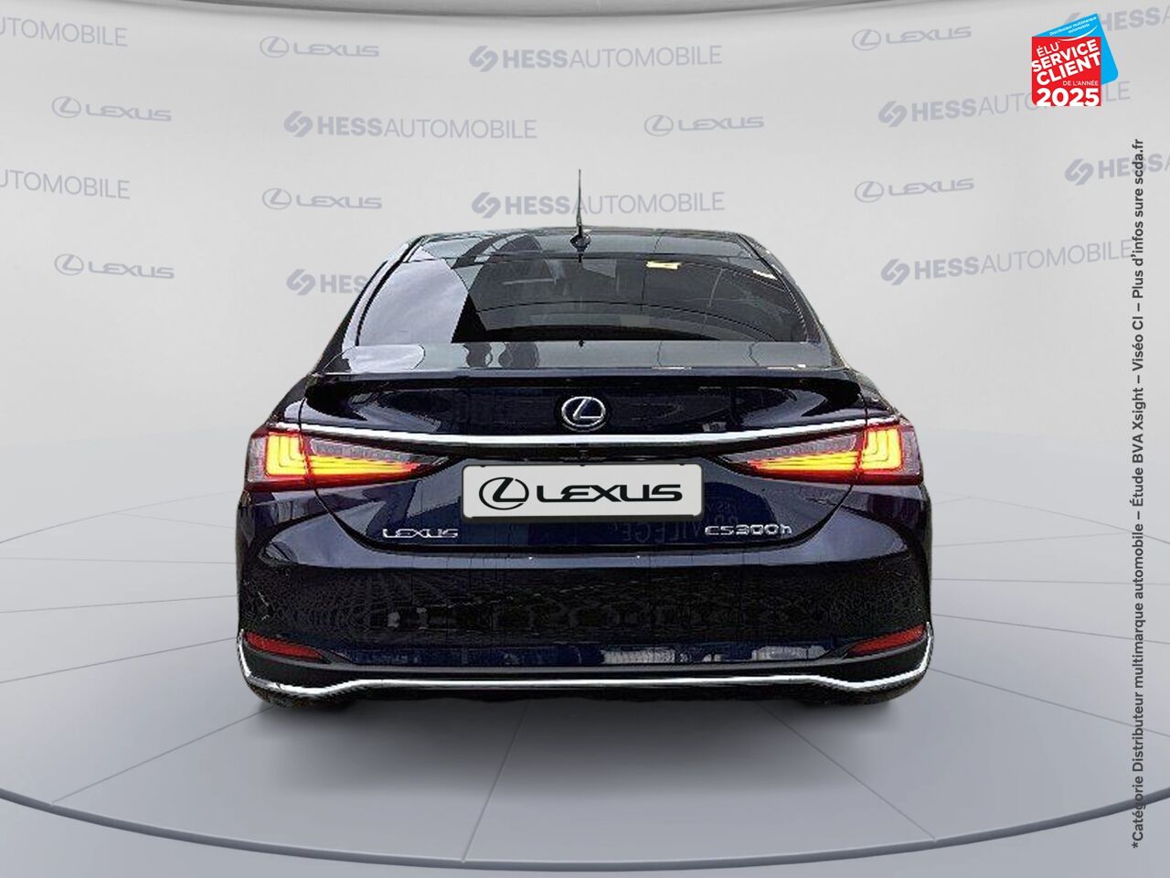 Véhicule d'occasion LEXUS ES 300H EXECUTIVE MY21 SIEGCHAUF/VENTIL/CUIR VOLANT CHAUF GPS HUD chez BMW Pontarlier
