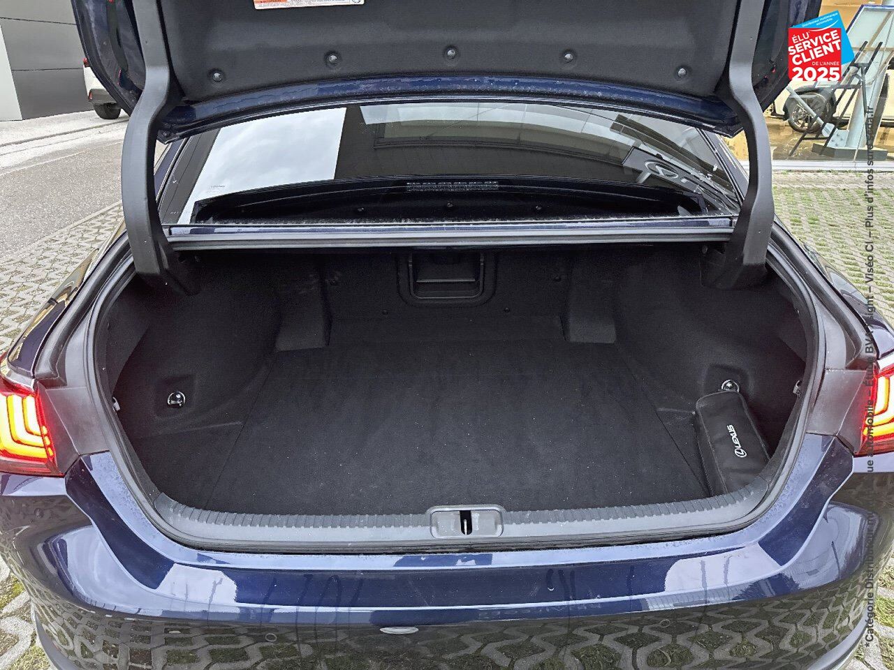 Véhicule d'occasion LEXUS ES 300H EXECUTIVE MY21 SIEGCHAUF/VENTIL/CUIR VOLANT CHAUF GPS HUD chez BMW Pontarlier