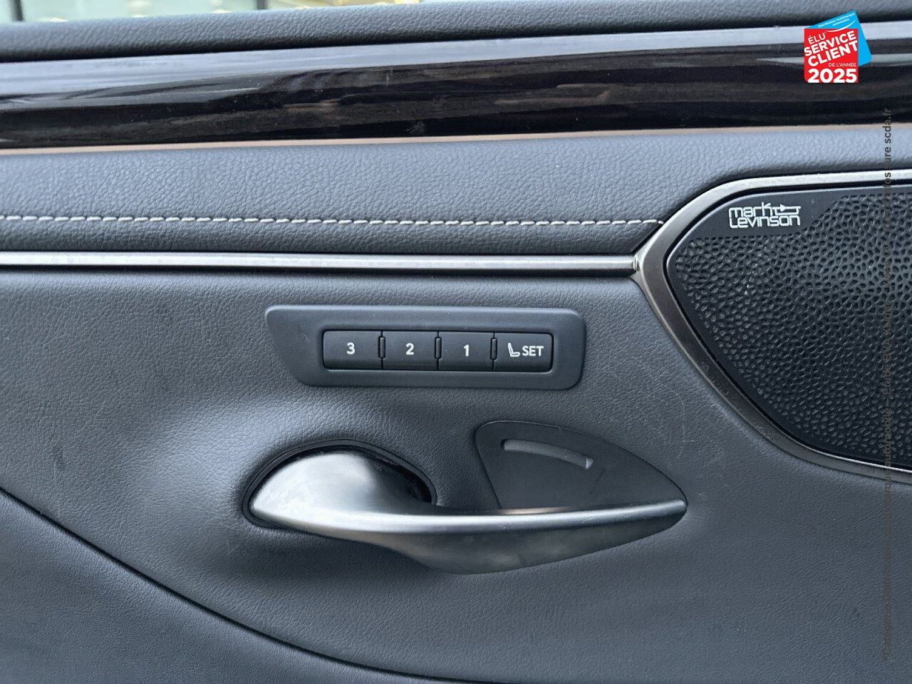 Véhicule d'occasion LEXUS ES 300H EXECUTIVE MY21 SIEGCHAUF/VENTIL/CUIR VOLANT CHAUF GPS HUD chez BMW Pontarlier