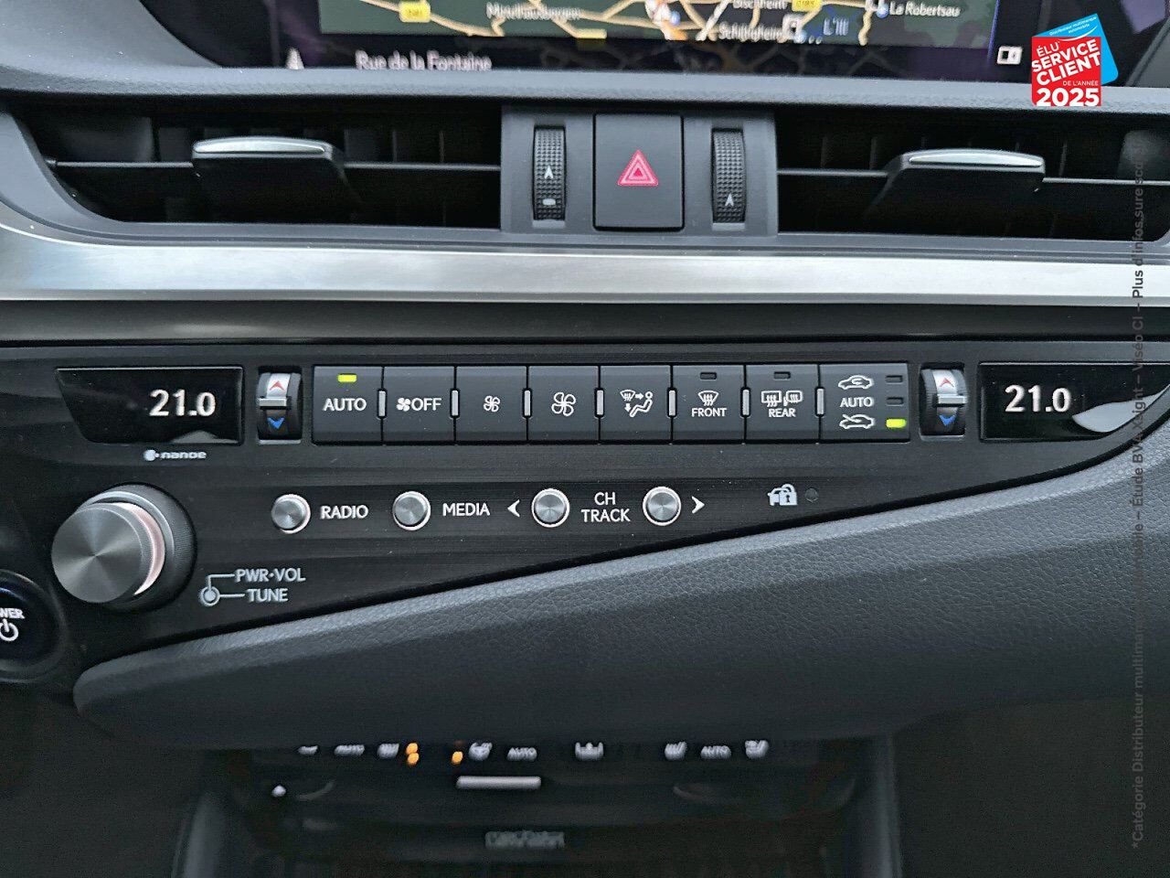 Véhicule d'occasion LEXUS ES 300H EXECUTIVE MY21 SIEGCHAUF/VENTIL/CUIR VOLANT CHAUF GPS HUD chez BMW Pontarlier