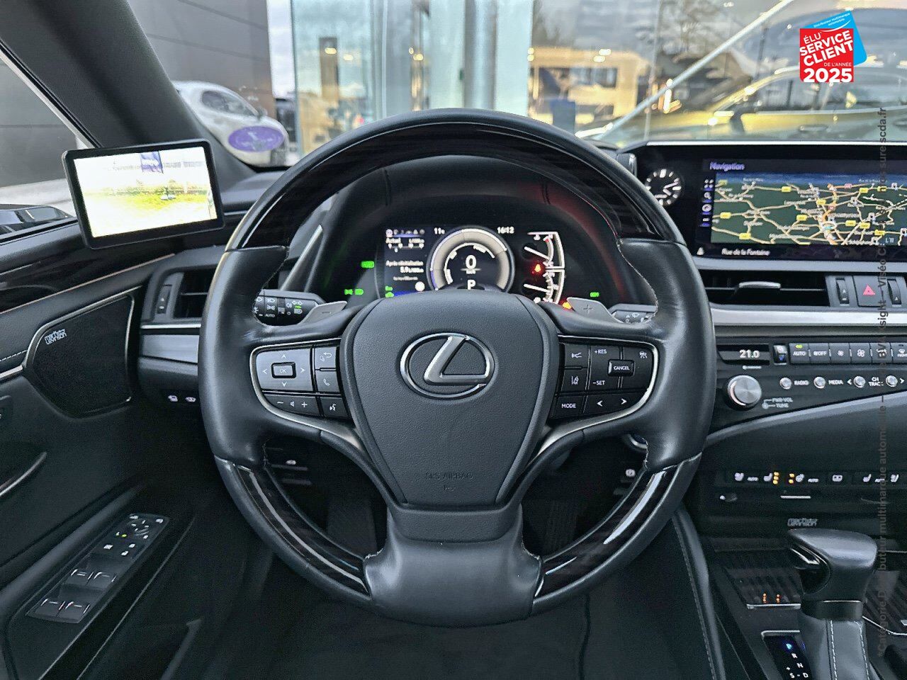 Véhicule d'occasion LEXUS ES 300H EXECUTIVE MY21 SIEGCHAUF/VENTIL/CUIR VOLANT CHAUF GPS HUD chez BMW Pontarlier