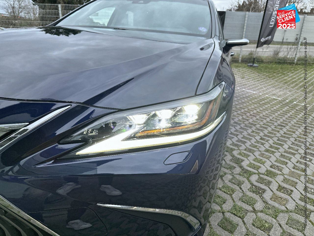 Véhicule d'occasion LEXUS ES 300H EXECUTIVE MY21 SIEGCHAUF/VENTIL/CUIR VOLANT CHAUF GPS HUD chez BMW Pontarlier