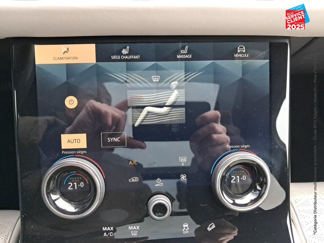 Véhicule d'occasion LAND-ROVER RANGE ROVER VELAR 2.0 P400E 404CH PHEV R-DYNAMIC HSE AWD BVA TPANO SIEGES CHAUF/CUIR GPS CAMERA M chez Renault Colmar