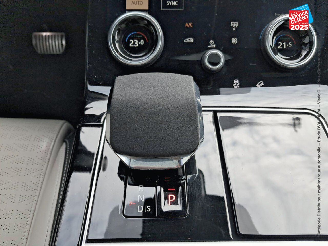 Véhicule d'occasion LAND-ROVER RANGE ROVER VELAR 2.0 P400E 404CH PHEV R-DYNAMIC HSE AWD BVA TPANO SIEGES CHAUF/CUIR GPS CAMERA M chez Renault Colmar
