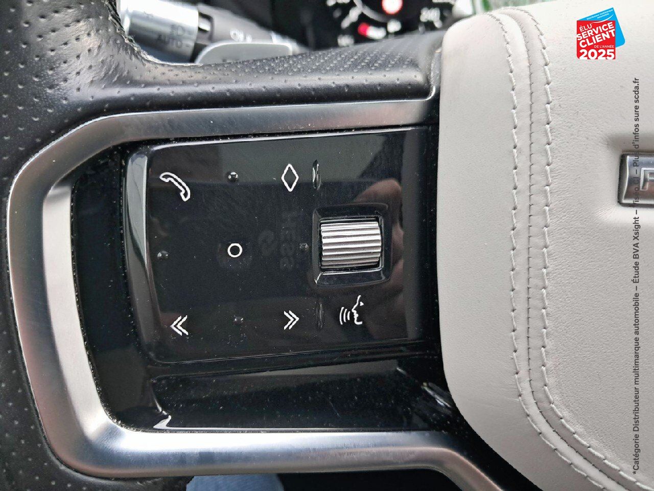 Véhicule d'occasion LAND-ROVER RANGE ROVER VELAR 2.0 P400E 404CH PHEV R-DYNAMIC HSE AWD BVA TPANO SIEGES CHAUF/CUIR GPS CAMERA M chez Renault Colmar