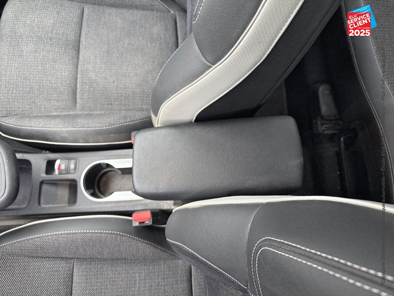 Véhicule d'occasion RENAULT CAPTUR 1.6 E-TECH HYBRIDE RECHARGEABLE 160CH INTENS -21 CAMERA chez Renault Sélestat