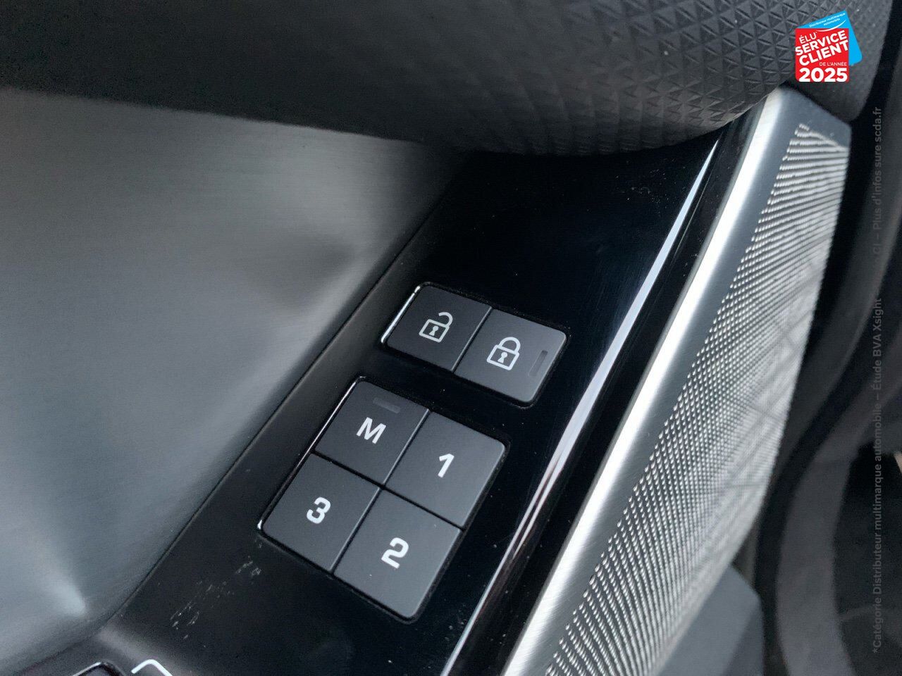 Véhicule d'occasion LAND-ROVER RANGE ROVER VELAR 3.0D 300CH MHEV R-DYNAMIC SE AWD BVA TOUVRANT SIEGES CHAUF GPS CAMERA chez BMW Pontarlier