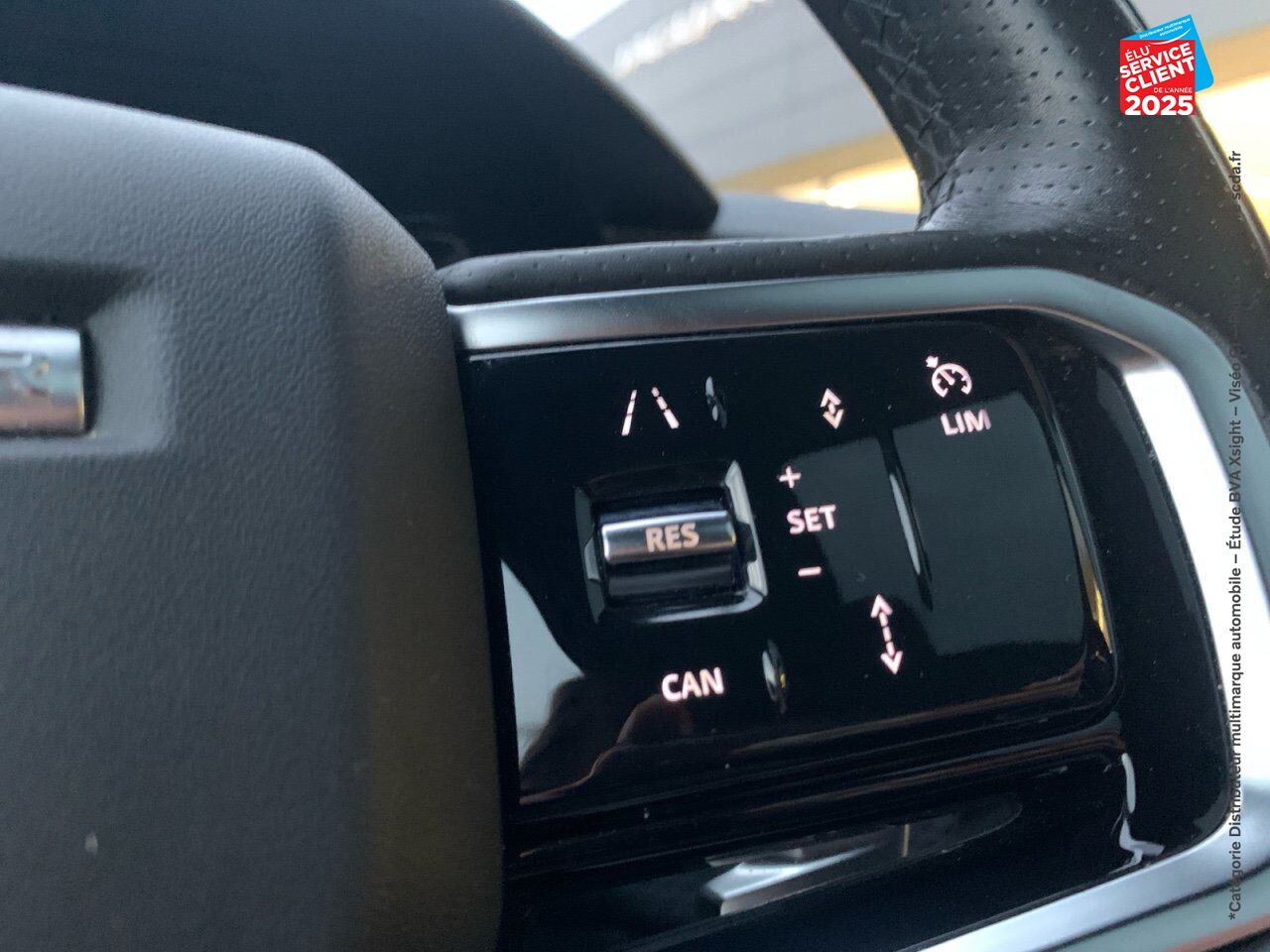 Véhicule d'occasion LAND-ROVER RANGE ROVER VELAR 3.0D 300CH MHEV R-DYNAMIC SE AWD BVA TOUVRANT SIEGES CHAUF GPS CAMERA chez BMW Pontarlier