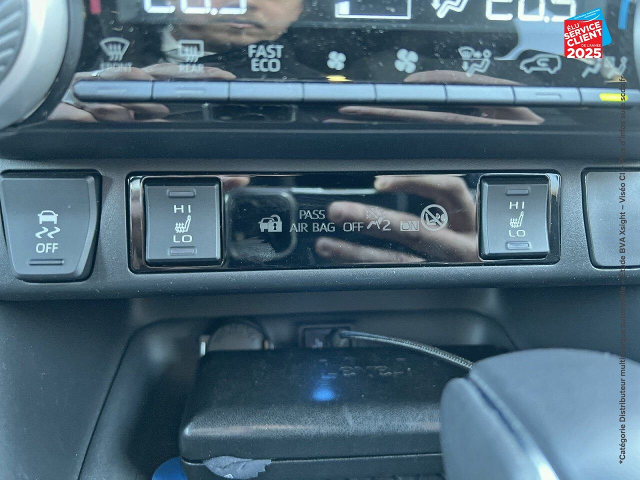 Véhicule d'occasion TOYOTA RAV4 2.5 HYBRIDE RECHARGEABLE 306CH DESIGN AWD-I MY23 SIEGES CHAUF GPS CAMERA chez Toyota Verdun