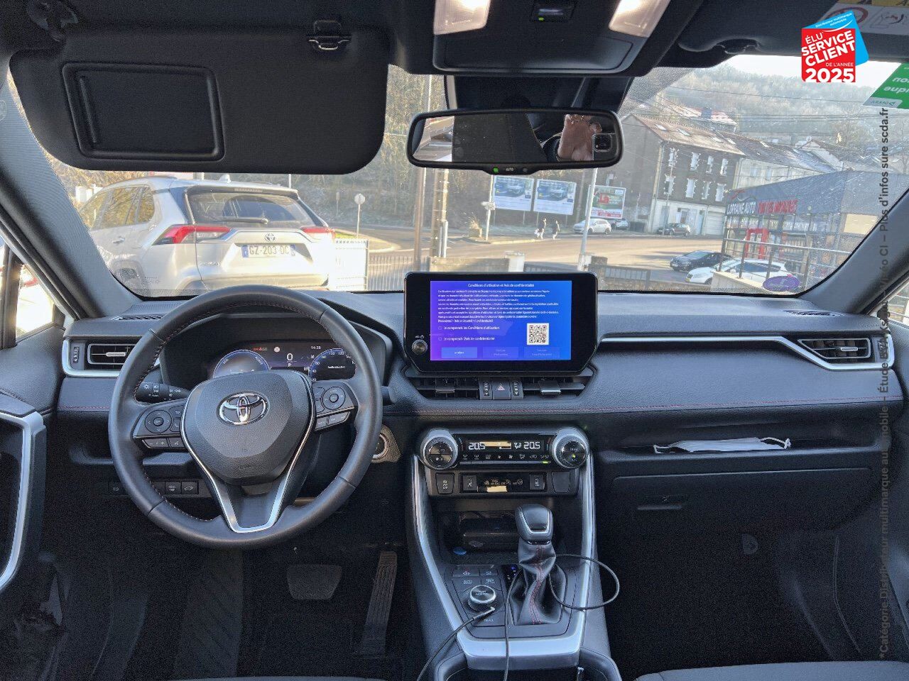 Véhicule d'occasion TOYOTA RAV4 2.5 HYBRIDE RECHARGEABLE 306CH DESIGN AWD-I MY23 SIEGES CHAUF GPS CAMERA chez Toyota Verdun