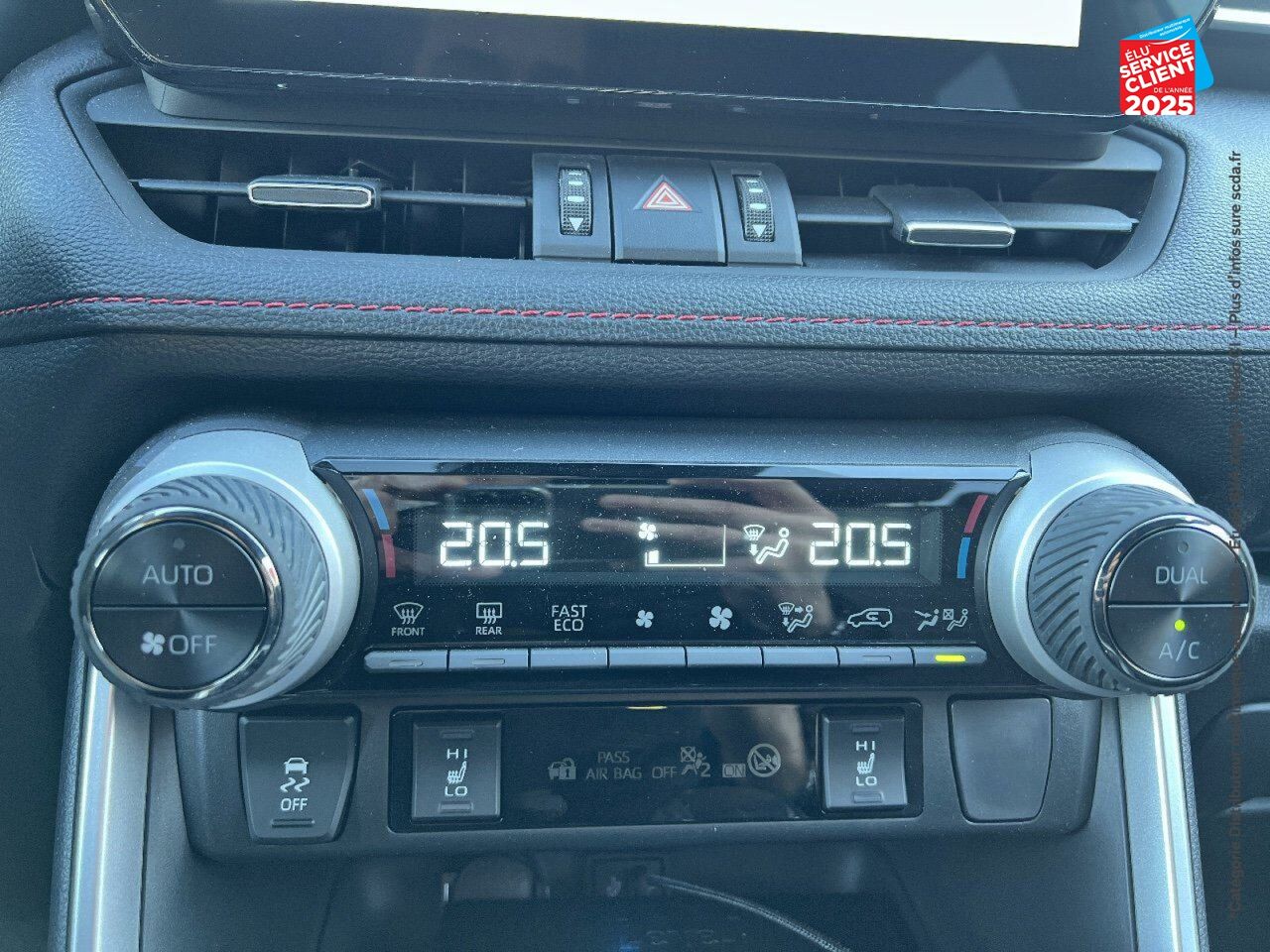 Véhicule d'occasion TOYOTA RAV4 2.5 HYBRIDE RECHARGEABLE 306CH DESIGN AWD-I MY23 SIEGES CHAUF GPS CAMERA chez Toyota Verdun