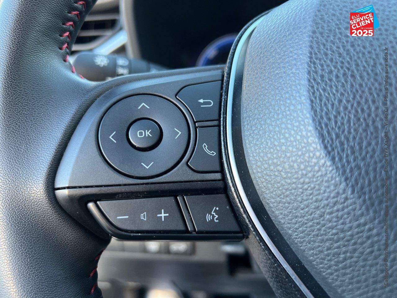 Véhicule d'occasion TOYOTA RAV4 2.5 HYBRIDE RECHARGEABLE 306CH DESIGN AWD-I MY23 SIEGES CHAUF GPS CAMERA chez Toyota Verdun