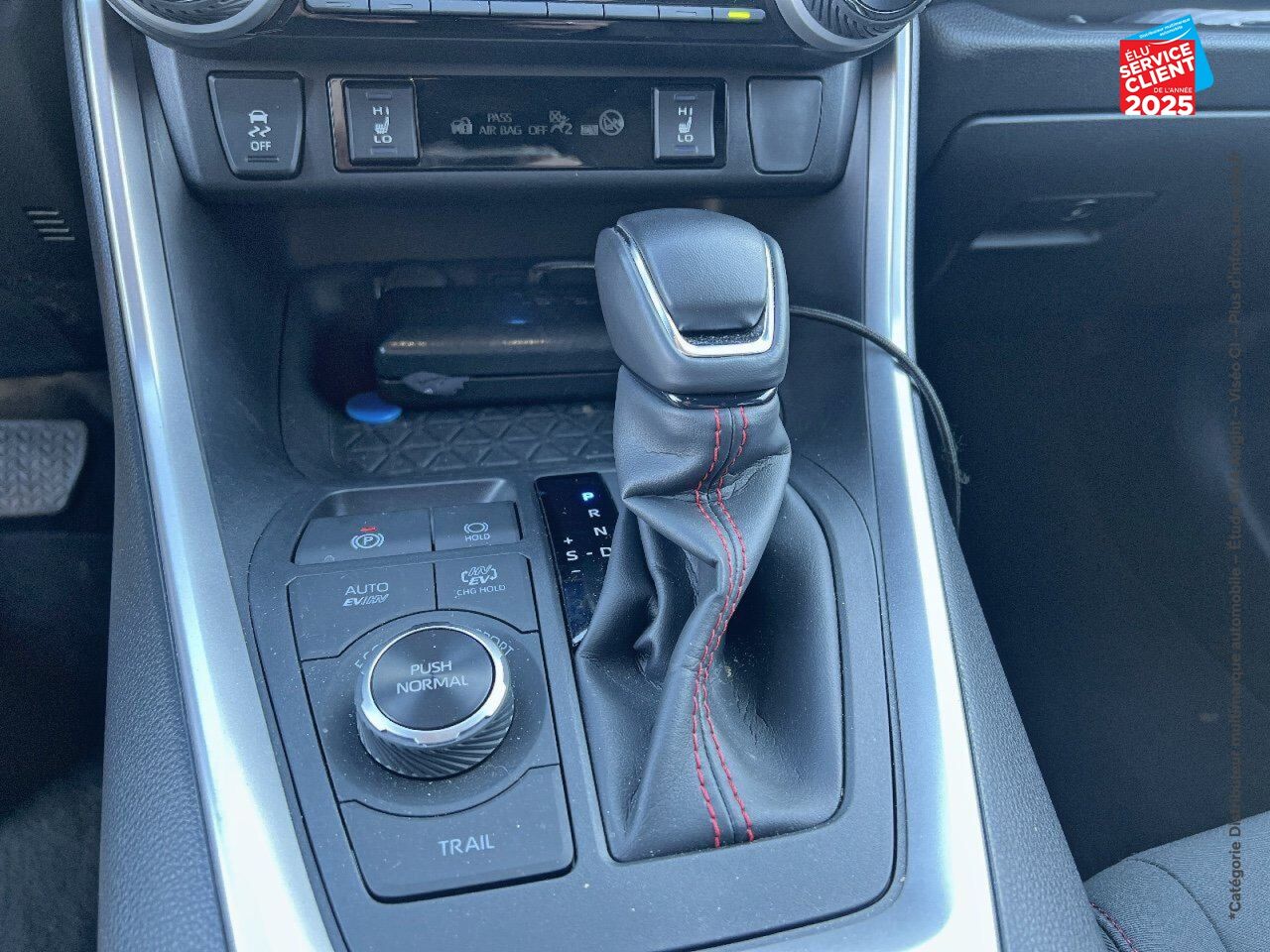 Véhicule d'occasion TOYOTA RAV4 2.5 HYBRIDE RECHARGEABLE 306CH DESIGN AWD-I MY23 SIEGES CHAUF GPS CAMERA chez Toyota Verdun