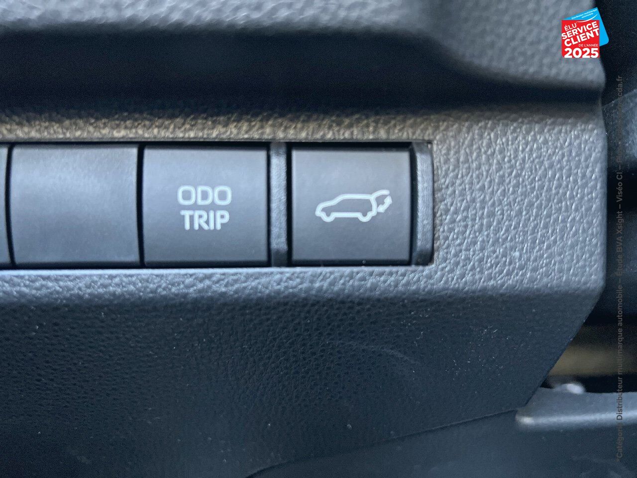Véhicule d'occasion TOYOTA RAV4 2.5 HYBRIDE RECHARGEABLE 306CH DESIGN AWD-I MY23 SIEGES CHAUF GPS CAMERA chez Toyota Verdun