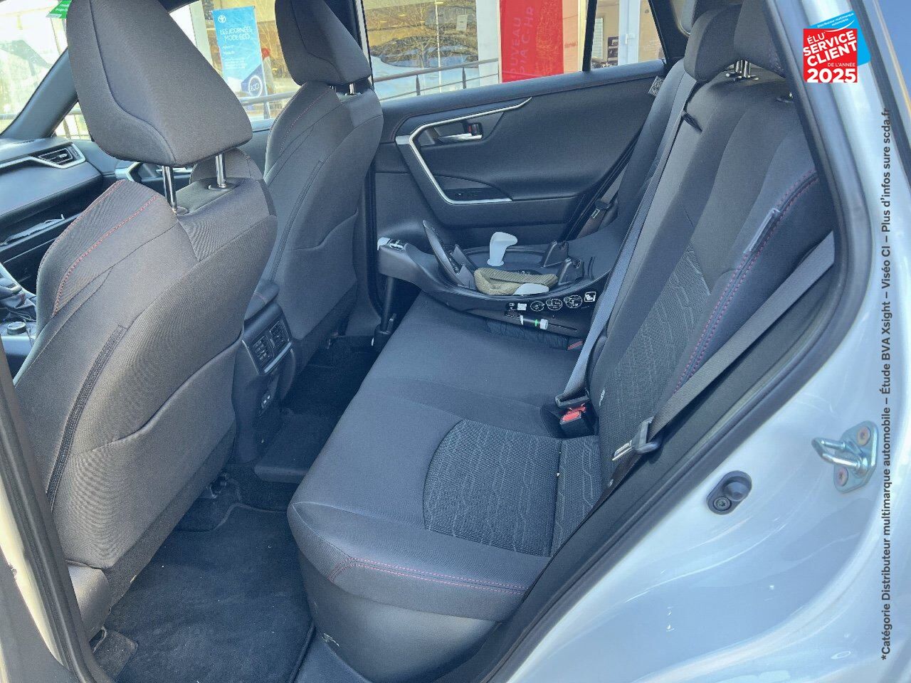 Véhicule d'occasion TOYOTA RAV4 2.5 HYBRIDE RECHARGEABLE 306CH DESIGN AWD-I MY23 SIEGES CHAUF GPS CAMERA chez Toyota Verdun