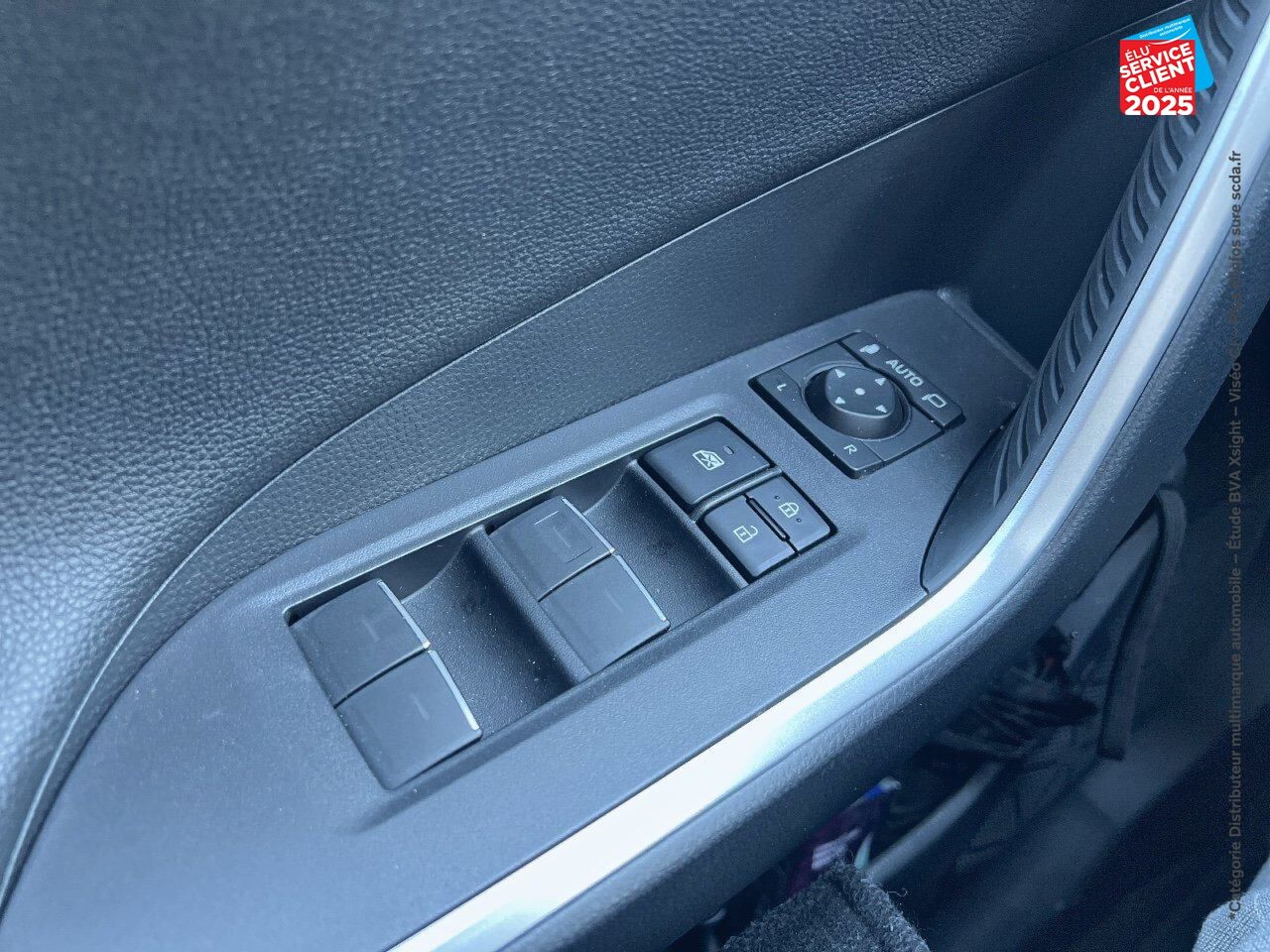 Véhicule d'occasion TOYOTA RAV4 2.5 HYBRIDE RECHARGEABLE 306CH DESIGN AWD-I MY23 SIEGES CHAUF GPS CAMERA chez Toyota Verdun