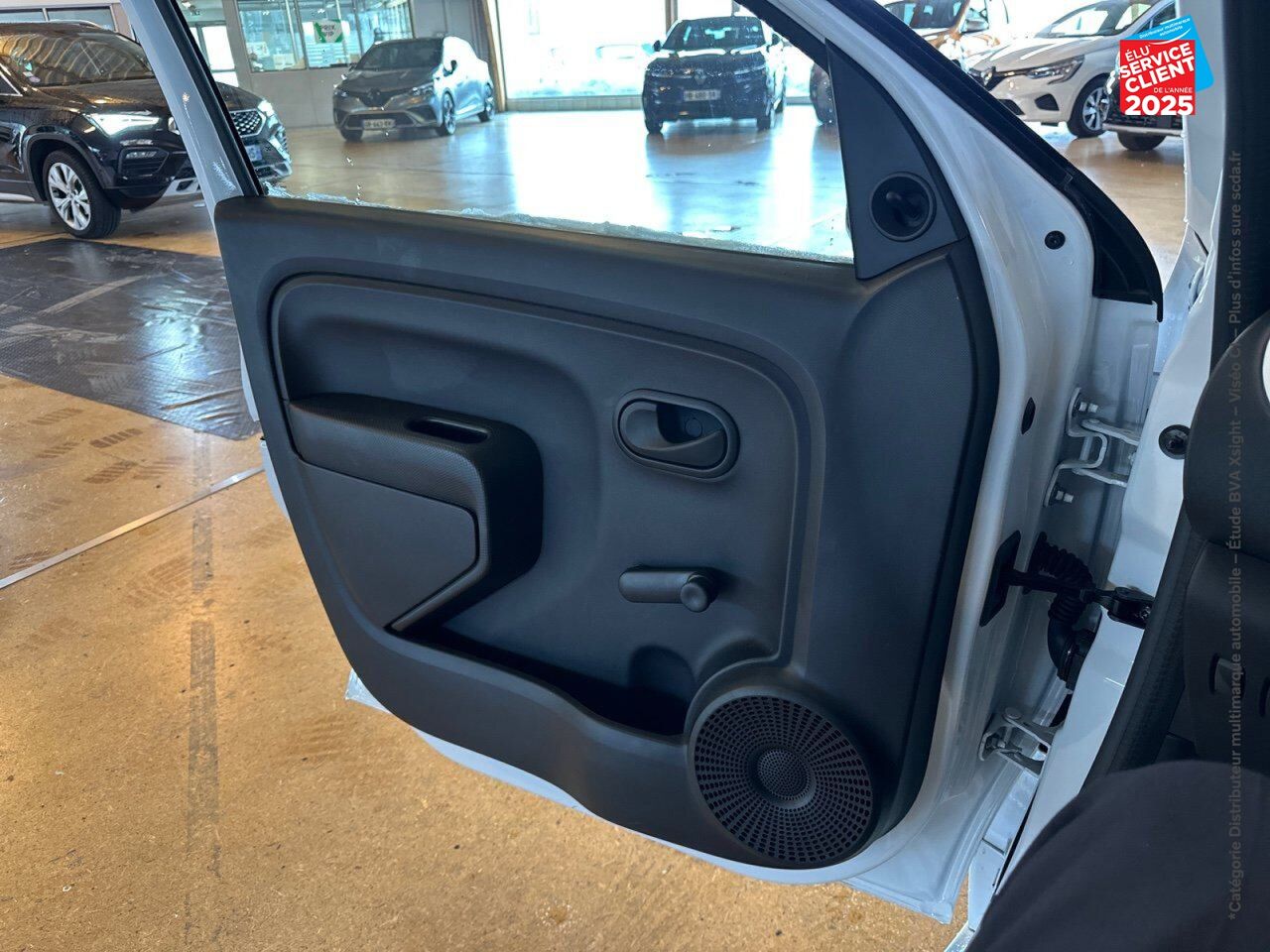 Véhicule d'occasion RENAULT TWINGO E-TECH ELECTRIC LIFE R80 ACHAT INTEGRAL - 21 chez Fiat Besançon