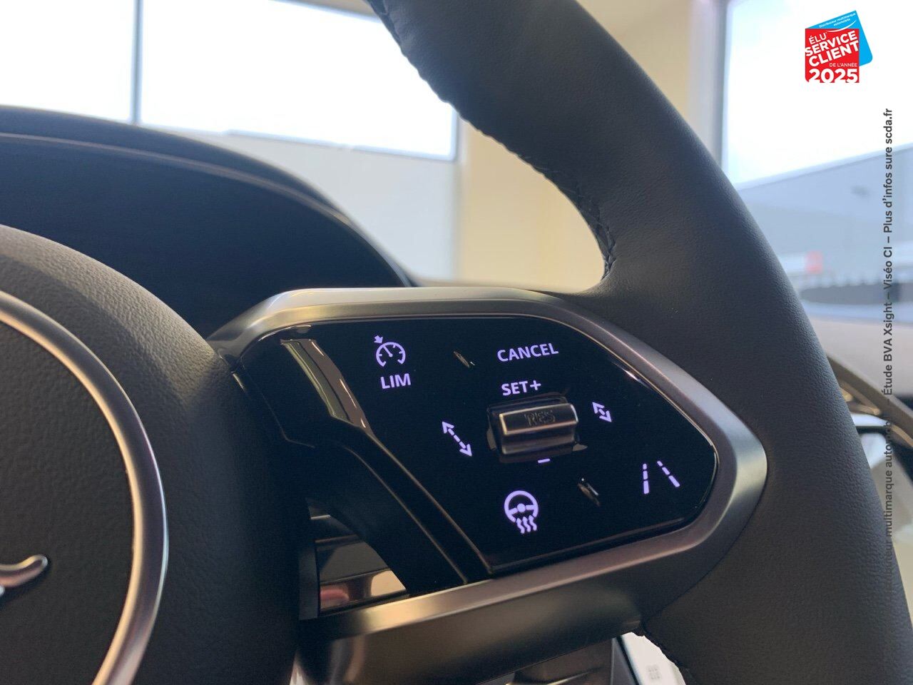 Véhicule d'occasion JAGUAR E-PACE P300E PHEV 309CH R-DYNAMIC SE chez Toyota Thionville