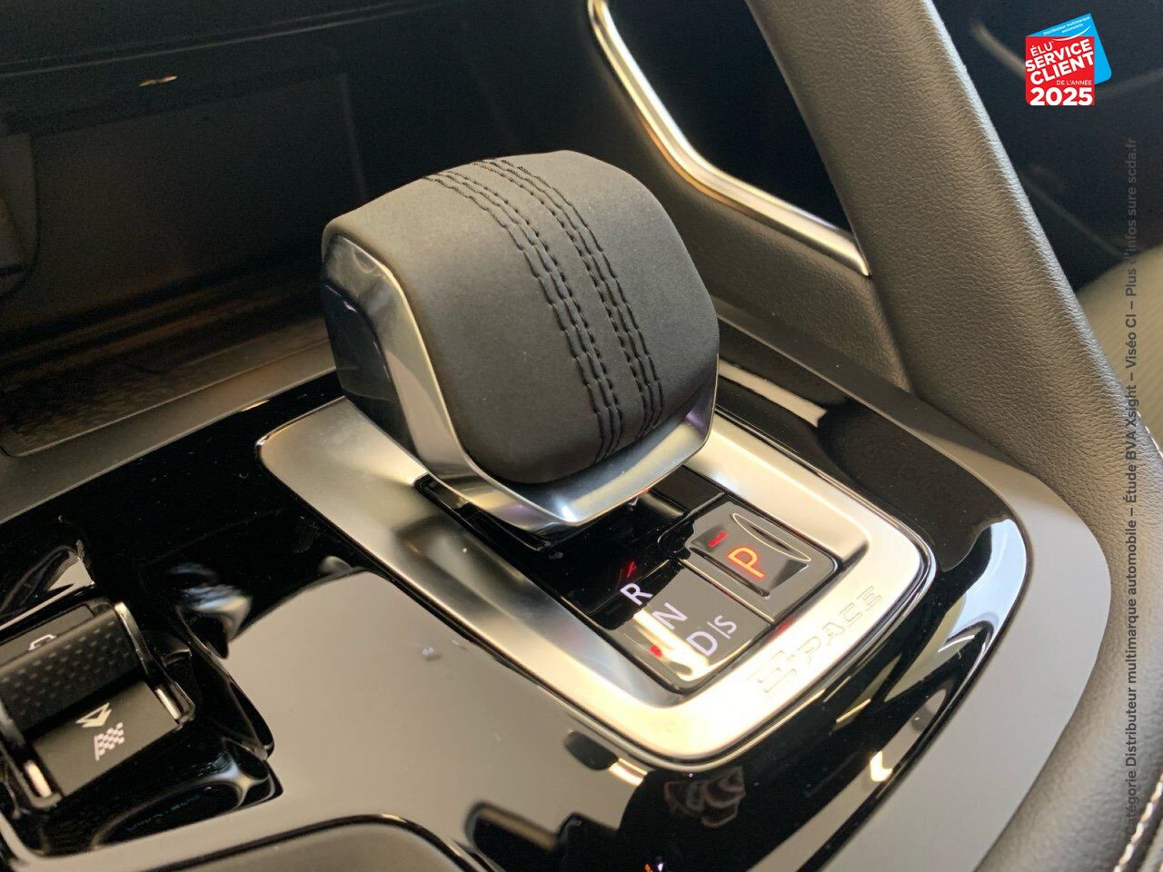 Véhicule d'occasion JAGUAR E-PACE P300E PHEV 309CH R-DYNAMIC SE chez Toyota Thionville