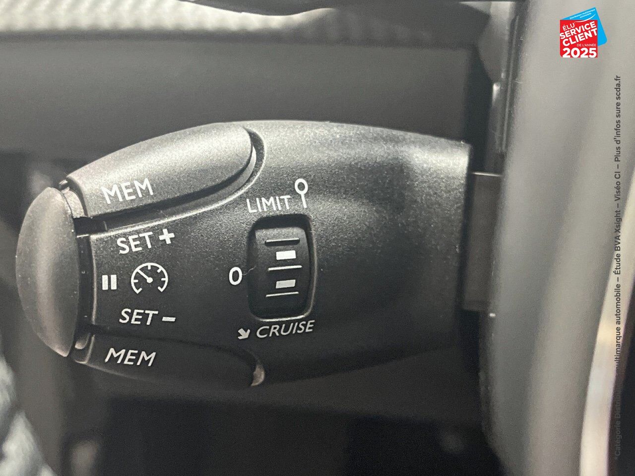 Véhicule d'occasion PEUGEOT 208 1.2 HYBRID 100CH ALLURE E-DCS6 chez Hyundai Epernay