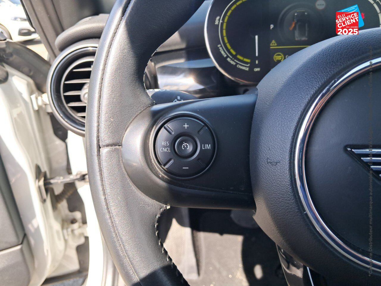 Véhicule d'occasion MINI MINI COOPER SE 184CH EDITION GREENWICH BVA TOUVRANT SIEGES CHAUF GPS CAMERA chez BMW Pontarlier