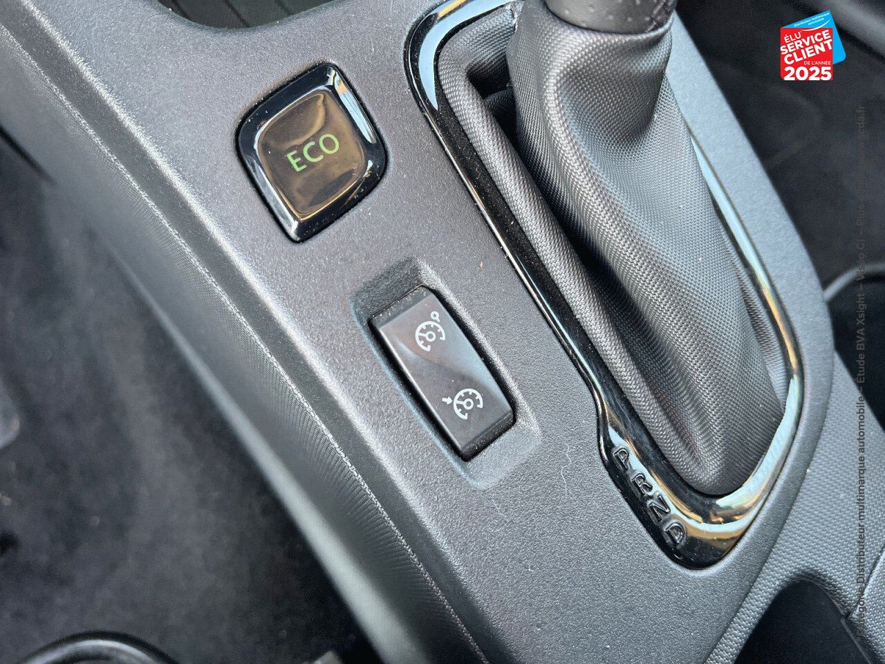Véhicule d'occasion RENAULT ZOE INTENS CHARGE NORMALE R90 GPS chez Renault Saint-Louis