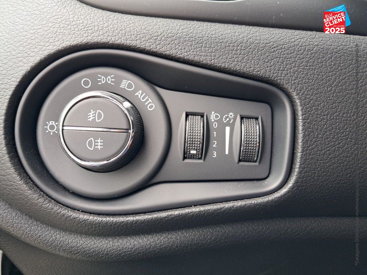 Véhicule d'occasion JEEP RENEGADE 1.5 TURBO T4 130CH MHEV NIGHT EAGLE BVR7 MY22 GPS chez Toyota Thionville