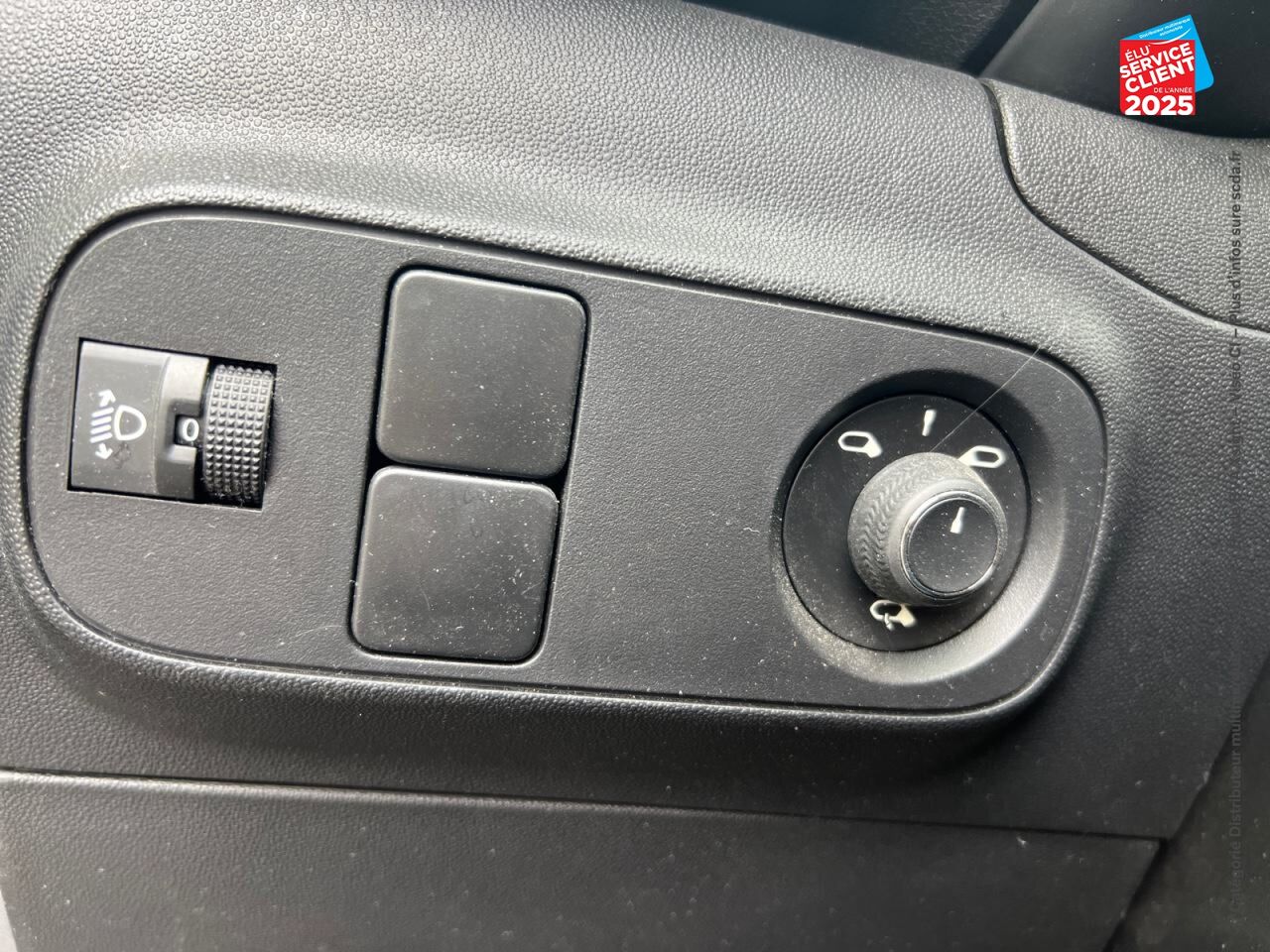Véhicule d'occasion CITROEN C3 1.2 PURETECH 83CH S/S FEEL 122-123G GPS ATTELAGE chez Dacia Belfort