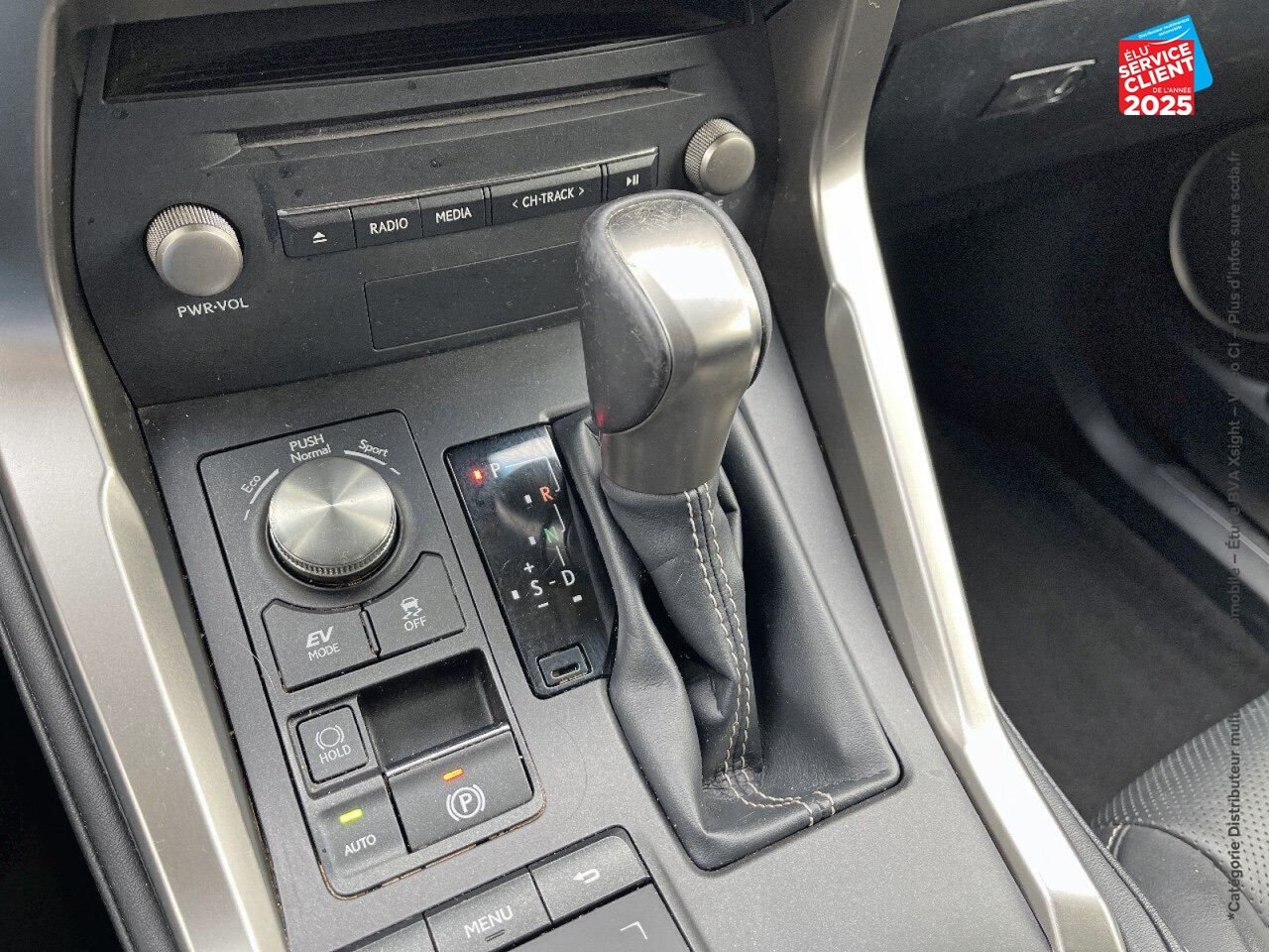 Véhicule d'occasion LEXUS NX 300H 4WD LUXE MY20 SIEGES CHAUF/CUIR GPS CAMERA CARPLAY chez Toyota Sarreguemines