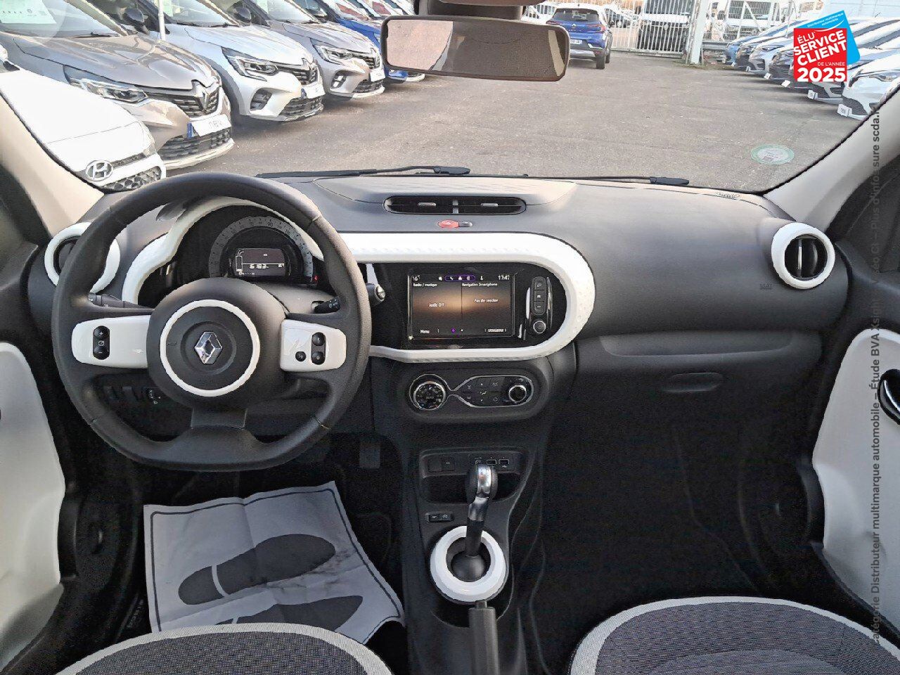 Véhicule d'occasion RENAULT TWINGO E-TECH ELECTRIC EQUILIBRE R80 ACHAT INTEGRAL chez Opel Thionville