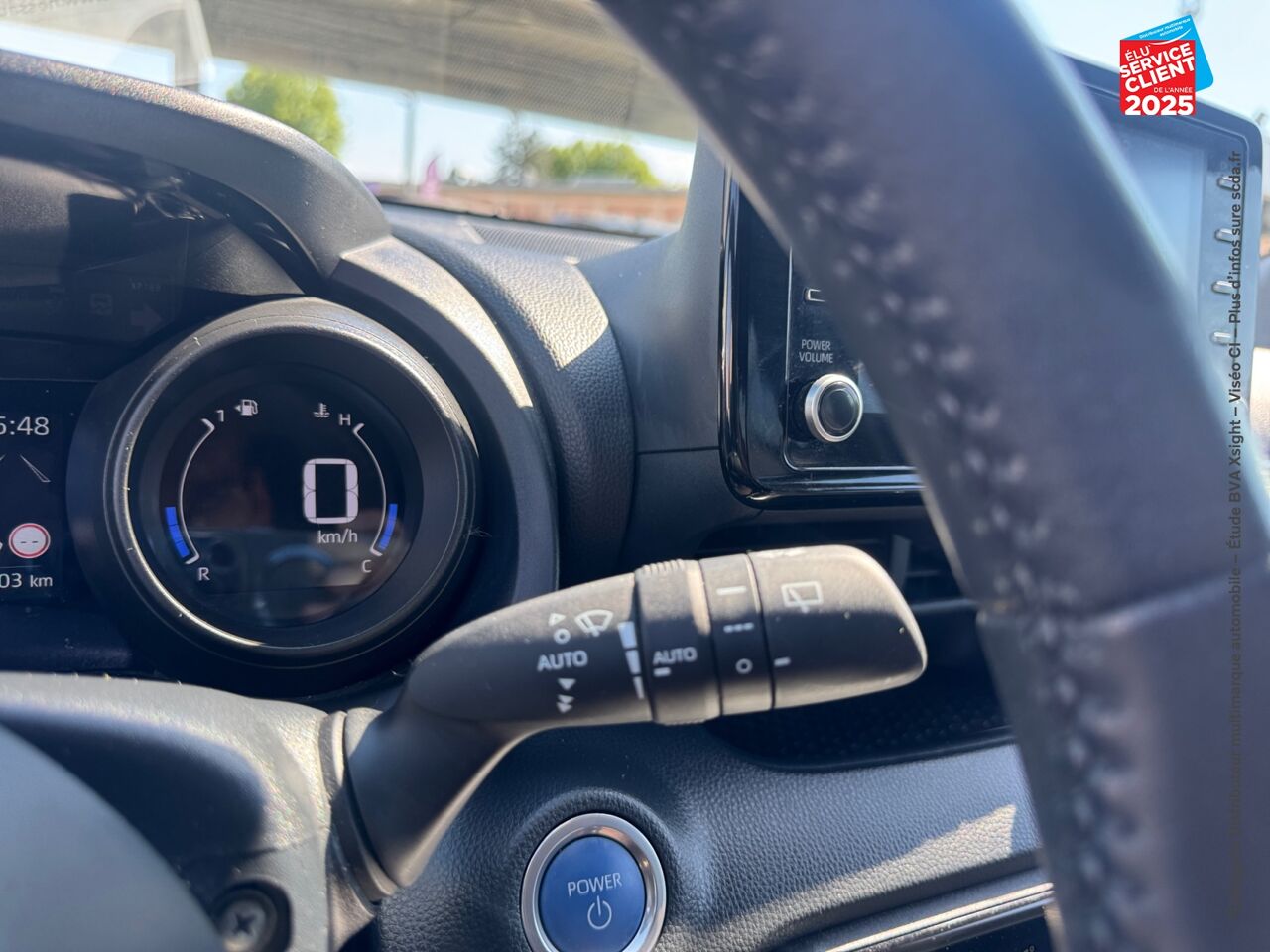 Véhicule d'occasion TOYOTA YARIS 116H DESIGN 5P MY22 CAMERA CARPLAY chez Dacia Belfort