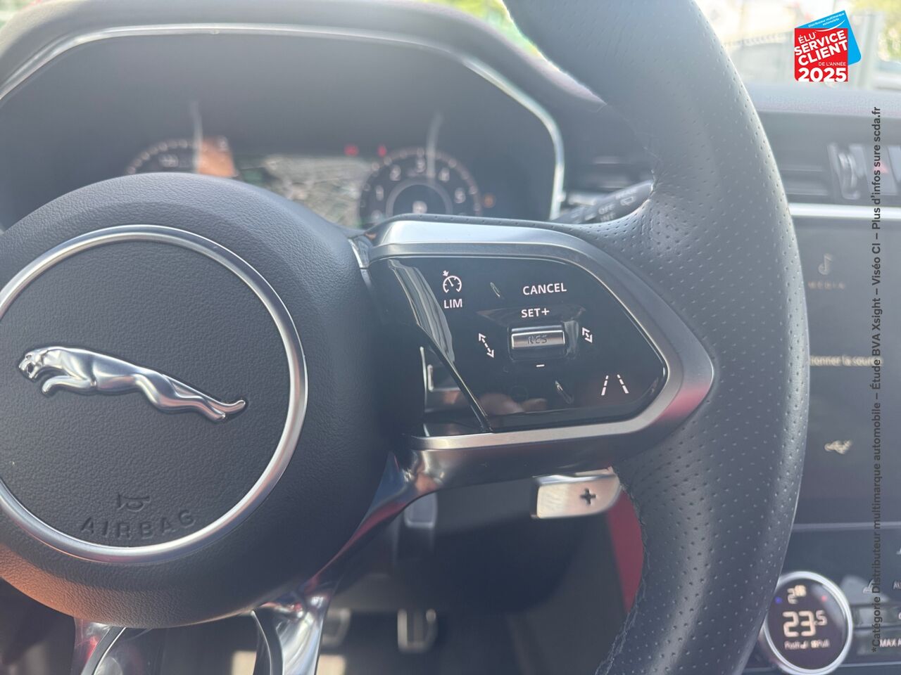 Véhicule d'occasion JAGUAR F-PACE P400E PLUG-IN-HYBRID R-DYNAMIC SE BVA8 AWD chez BMW Pontarlier