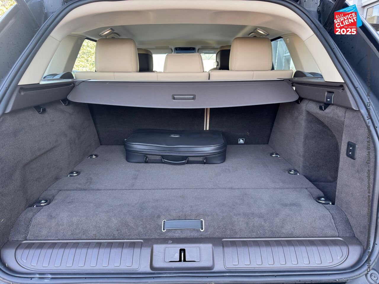 Véhicule d'occasion LAND-ROVER RANGE ROVER SPORT 2.0 P400E 404CH SE MARK IX chez BMW Lons le Saunier