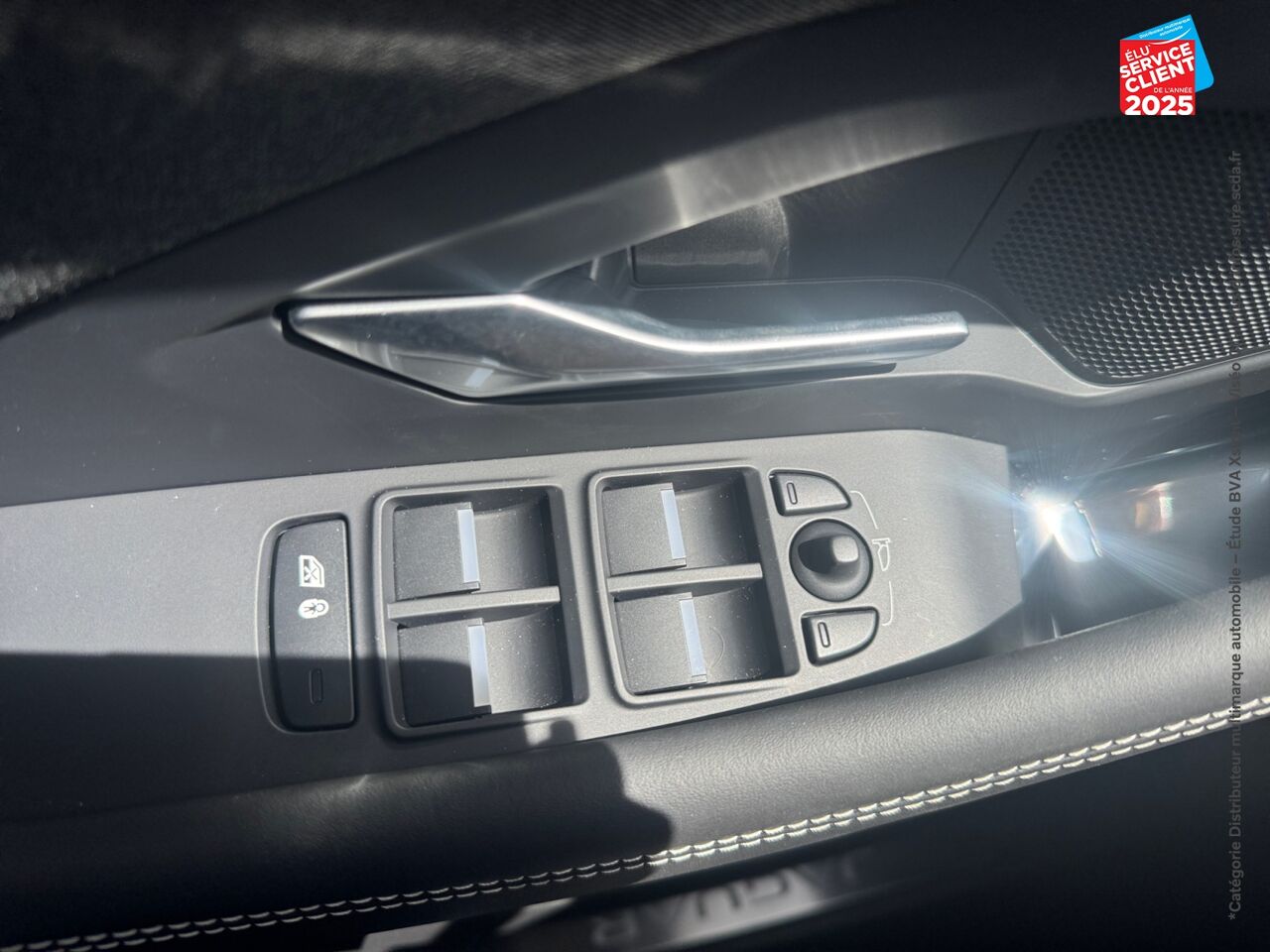 Véhicule d'occasion JAGUAR E-PACE P300E PHEV 309CH R-DYNAMIC HSE chez Renault Saint-Louis