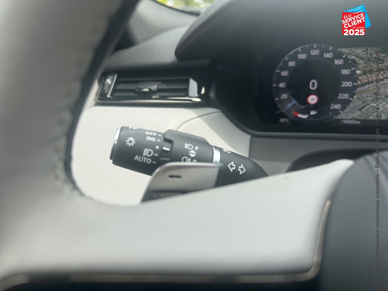 Véhicule d'occasion LAND-ROVER RANGE ROVER VELAR 2.0 P400E 404CH PHEV DYNAMIC HSE AWD BVA chez Renault Saint-Louis