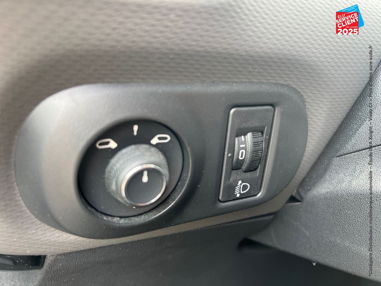 Véhicule d'occasion CITROEN C4 CACTUS PURETECH 130CH SS SHINE EAT6 E6.D 7CV chez HESS Automobile