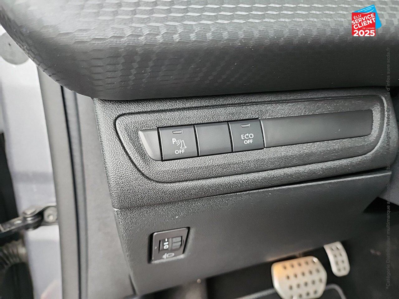 Véhicule d'occasion PEUGEOT 2008 1.2 PURETECH 130CH E6.C CROSSWAY SS EAT6 6CV chez Toyota Verdun