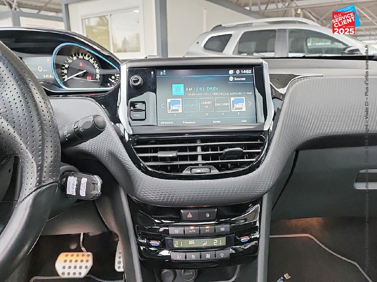 Véhicule d'occasion PEUGEOT 2008 1.2 PURETECH 130CH E6.C CROSSWAY SS EAT6 6CV chez Toyota Verdun