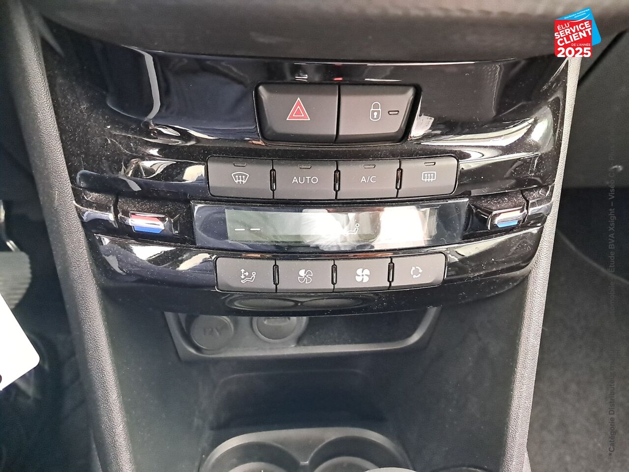 Véhicule d'occasion PEUGEOT 208 1.2 PURETECH 110CH E6.C ALLURE SS EAT6 5P chez Hyundai Epernay