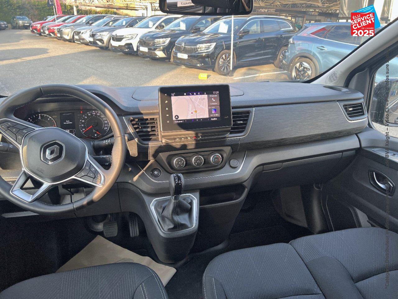 Véhicule d'occasion RENAULT TRAFIC COMBI L2 2.0 BLUE DCI 150CH S/S INTENS EDC 8 PLACES GPS chez Toyota Bar le Duc