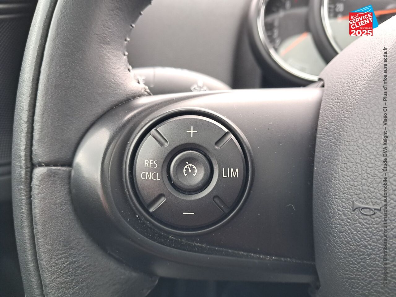 Véhicule d'occasion MINI COUNTRYMAN COOPER 136CH OAKWOOD BVA TOUVRANT SIEGES CHAUF GPS CAMERA chez Toyota Thionville