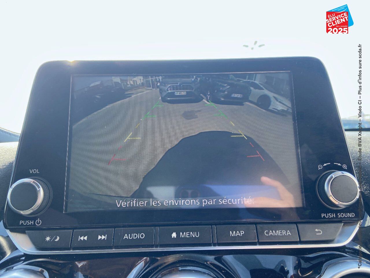 Véhicule d'occasion NISSAN JUKE 1.6 HYBRID 143CH N-DESIGN 2022.5 SIEGES CHAUF GPS CAMERA CARPLAY chez Renault Belfort