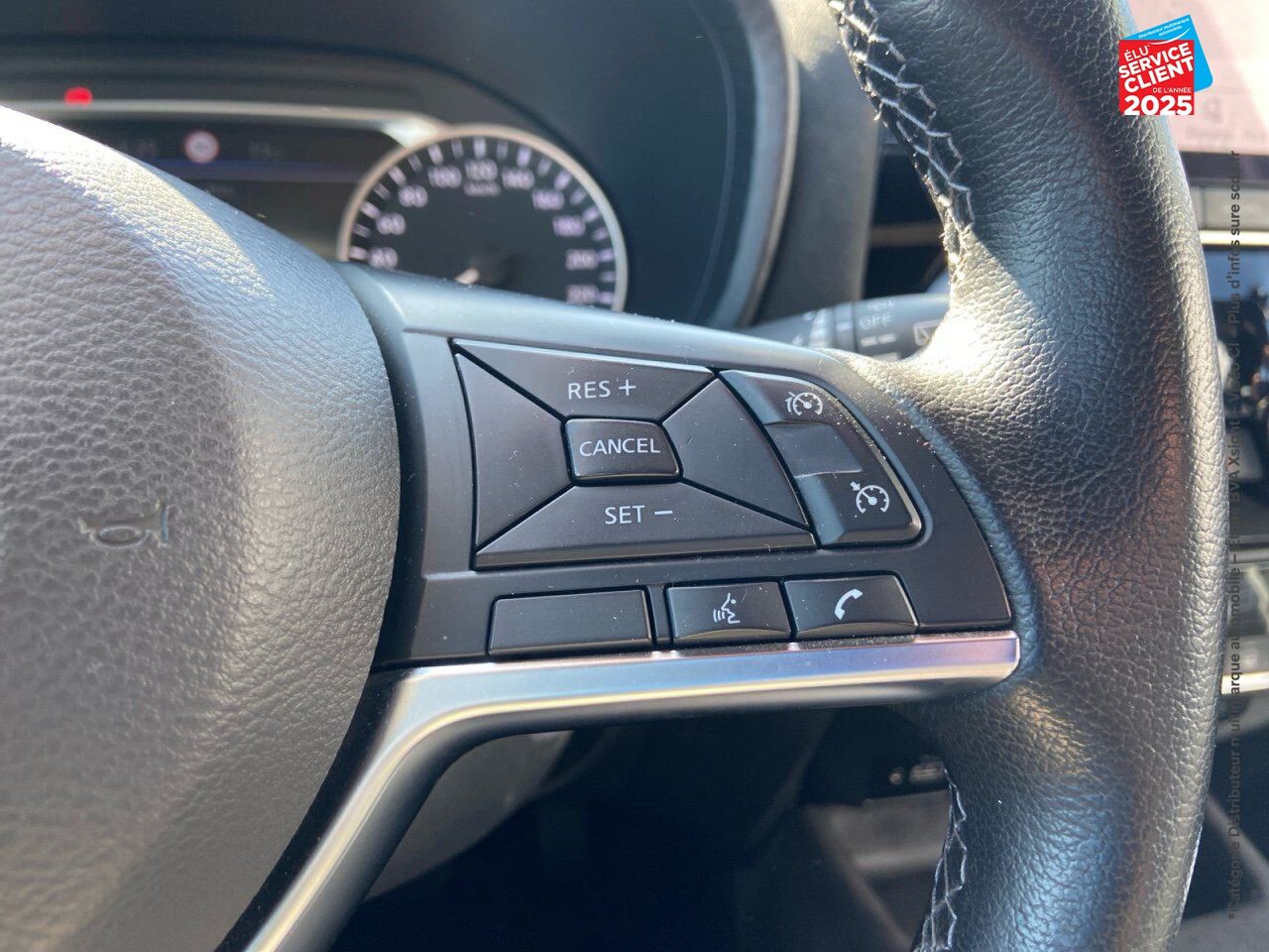 Véhicule d'occasion NISSAN JUKE 1.6 HYBRID 143CH N-DESIGN 2022.5 SIEGES CHAUF GPS CAMERA CARPLAY chez Renault Belfort