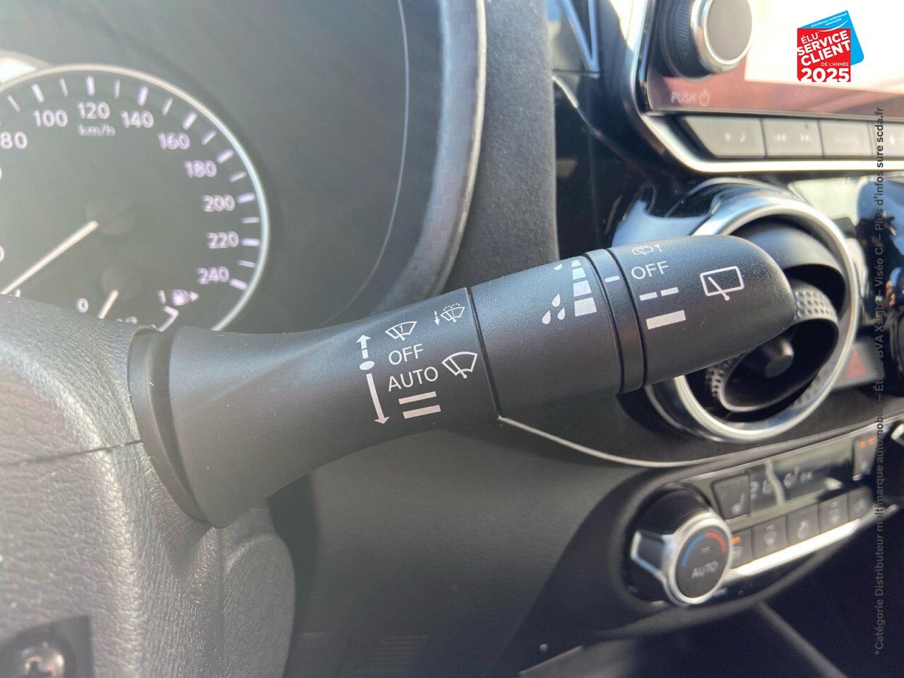 Véhicule d'occasion NISSAN JUKE 1.6 HYBRID 143CH N-DESIGN 2022.5 SIEGES CHAUF GPS CAMERA CARPLAY chez Renault Belfort