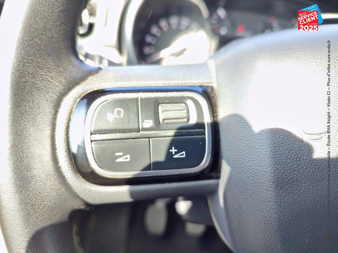 Véhicule d'occasion CITROEN C3 PURETECH 110CH SHINE S/S CAMERA chez BMW Lons le Saunier